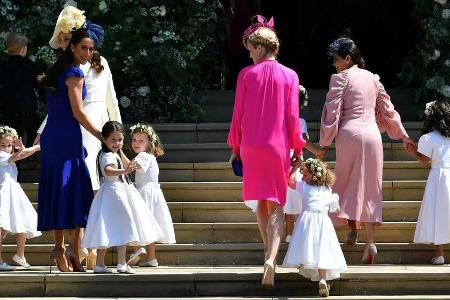 Royal Wedding im Mai 2018 auf Schloss Windsor: Herzogin Kate, Pippa Middleton (in Blau) und Co. führen die Blumenmädchen in ... Royal Wedding im Mai 2018 auf Schloss Windsor: Herzogin Kate, Pippa Middleton (in Blau) und Co. führen die Blumenmädchen in ...