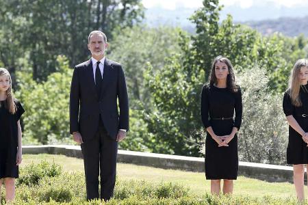 Schweigeminute in Madrid (v.l.): Kronprinzessin Leonor, König Felipe von Spanien, Königin Letizia und Prinzessin Sofia Schweigeminute in Madrid (v.l.): Kronprinzessin Leonor, König Felipe von Spanien, Königin Letizia und Prinzessin Sofia