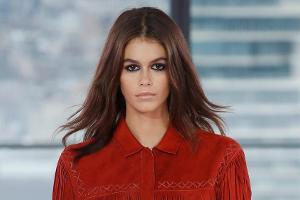 Nach Unfall: Kaia Gerber posiert mit Gips