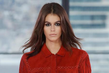 Model Kaia Gerber trägt momentan ungewollt ein neues Accessoire. Model Kaia Gerber trägt momentan ungewollt ein neues Accessoire.