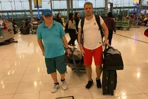 Gerhard und Oliver Pocher am Flughafen