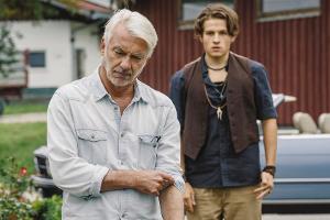 "Daheim in den Bergen: Auf neuen Wegen": Karl (Christoph M. Ohrt, li.) mit seinem Adoptivsohn Tom (Moritz Bäckerling)