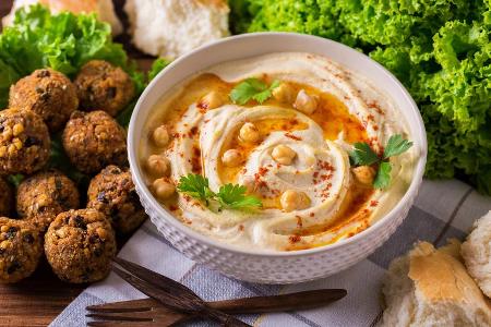 Kichererbsen lassen sich zu Hummus oder Falafel verarbeiten. Kichererbsen lassen sich zu Hummus oder Falafel verarbeiten.