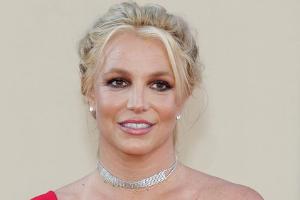 Britney Spears mit Bikini und Schutzmaske am Strand