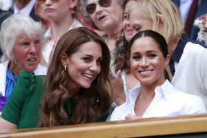 Lächeln nur für die Kameras? Herzogin Kate (l.) und Herzogin Meghan im vergangenen Jahr in Wimbledon.