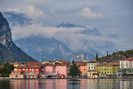 Segelboot auf dem menschenleeren Gardasee bei Riva del Garda: Ganz so einsam wird es auch in diesem Jahr nur in den frühen M... Segelboot auf dem menschenleeren Gardasee bei Riva del Garda: Ganz so einsam wird es auch in diesem Jahr nur in den frühen M...