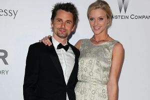 Im Babyglück: Muse-Sänger Matt Bellamy stellt seine Tochter vor