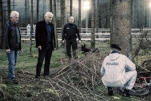 "Tatort": Die Kommissare Ivo Batic (Miroslav Nemec, l.) und Franz Leitmayr (Udo Wachtveitl) betrachten einen Fundort