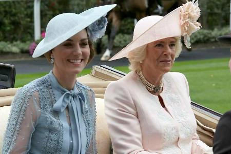 Die Herzoginnen Kate und Camilla beim Pferderennen in Ascot im Juni 2019 Die Herzoginnen Kate und Camilla beim Pferderennen in Ascot im Juni 2019