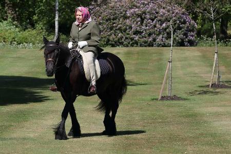 Die Queen auf ihrem Pony namens Fern Die Queen auf ihrem Pony namens Fern