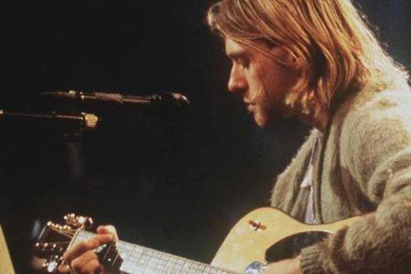 Kurt Cobain mit seiner Martin-Gitarre beim legendären Kurt Cobain mit seiner Martin-Gitarre beim legendären