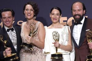 Die "Fleabag"-Darstellerinnen und Darsteller mit ihrer Trophäe bei den Emmy Awards 2019