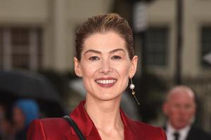 "Greatest Days": Rosamund Pike verhandelt über Rolle im Take-That-Film