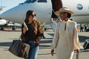 Dakota Johnson (l.) als Maggie und Tracee Ellis Ross als Grace in "The High Note".