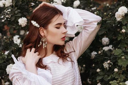 Das Haarstyling mit Haarspangen geht schnell und liegt auch 2020 voll im Trend.