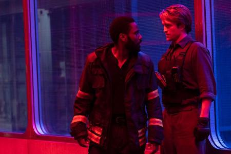 Die Hollywood-Stars John David Washington (l.) und Robert Pattinson sind in Die Hollywood-Stars John David Washington (l.) und Robert Pattinson sind in
