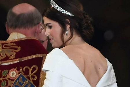 Auch bei ihrer Hochzeit 2018 zeigte Prinzessin Eugenie durch einen tiefen Rückenausschnitt ihre Narbe Auch bei ihrer Hochzeit 2018 zeigte Prinzessin Eugenie durch einen tiefen Rückenausschnitt ihre Narbe