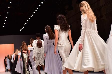Ab 2021 werden auch in Frankfurt am Main Fashion Weeks stattfinden. Ab 2021 werden auch in Frankfurt am Main Fashion Weeks stattfinden.