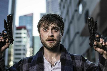 Miles (Daniel Radcliffe) findet sich urplötzlich in einem Spiel auf Leben und Tod wieder Miles (Daniel Radcliffe) findet sich urplötzlich in einem Spiel auf Leben und Tod wieder