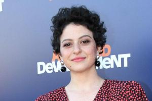 Alia Shawkat spricht Klartext: Das läuft wirklich mit Brad Pitt
