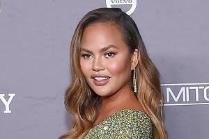 Chrissy Teigen wird nach Brust-OP von ihren Kindern aufgemuntert
