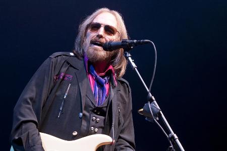 Tom Petty während eines Konzerts in Pittsburgh im Jahre 2008. Tom Petty während eines Konzerts in Pittsburgh im Jahre 2008.