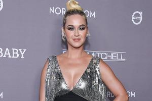 Im Batik-Look: Katy Perry zeigt sich mit Babybauch in der Wüste