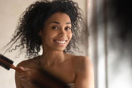Haare an der Luft trocknen lassen: Im Sommer sollten wir auf Fönen verzichten. Haare an der Luft trocknen lassen: Im Sommer sollten wir auf Fönen verzichten.