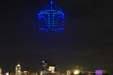 Der Helm des Mandalorianers als Sternbild über Hamburg.