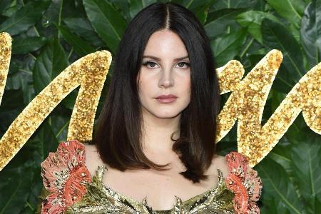 Lana Del Rey wird für eine netzartige Maske in den sozialen Medien kritisiert. Lana Del Rey wird für eine netzartige Maske in den sozialen Medien kritisiert.