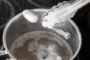 Nie mehr angelaufenes Silber: Diese Hausmittel sorgen für Glanz