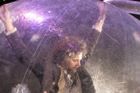 Wayne Coyne von den Flaming Lips in seiner Space Bubble Wayne Coyne von den Flaming Lips in seiner Space Bubble