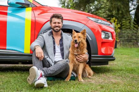 Thore Schölermann mit Hund Rudi bei der Thore Schölermann mit Hund Rudi bei der