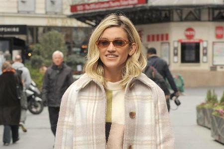US-Sängerin Ashley Roberts kombiniert ihre US-Sängerin Ashley Roberts kombiniert ihre