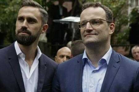 Jens Spahn (r.) und Daniel Funke wurden positiv auf Corona getestet. Jens Spahn (r.) und Daniel Funke wurden positiv auf Corona getestet.