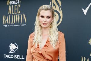Model Ireland Baldwin ruft mit nackten Tatsachen zur Wahl auf