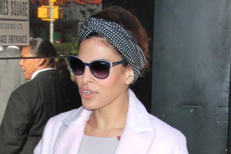 Schauspielerin Eva Mendes ist Fan von Haarbändern. Schauspielerin Eva Mendes ist Fan von Haarbändern.
