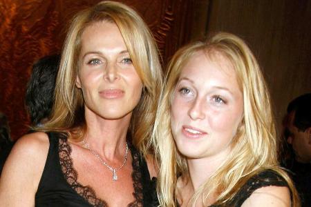 Catherine Oxenberg mit Tochter India im Jahr 2007, vier Jahre später, 2011, trat sie der Sexkult-Sekte NXIVM bei. Catherine Oxenberg mit Tochter India im Jahr 2007, vier Jahre später, 2011, trat sie der Sexkult-Sekte NXIVM bei.