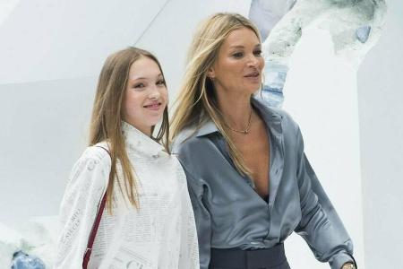 Lila Grace (l.) und ihre Mutter Kate Moss bei einem gemeinsamen Auftritt in Paris 2019. Lila Grace (l.) und ihre Mutter Kate Moss bei einem gemeinsamen Auftritt in Paris 2019.