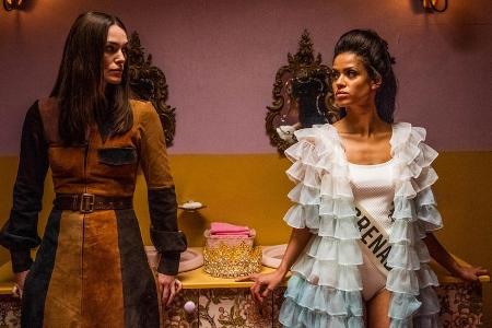 Frauenrechtlerin Sally (Keira Knightley, links) und Miss Grenada Jennifer (Gugu Mbatha-Raw) kämpfen auf unterschiedliche Art... Frauenrechtlerin Sally (Keira Knightley, links) und Miss Grenada Jennifer (Gugu Mbatha-Raw) kämpfen auf unterschiedliche Art...
