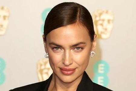 Model Irina Shayk nutzt Eiswürfel, um ihrer Gesichtshaut Gutes zu tun. Model Irina Shayk nutzt Eiswürfel, um ihrer Gesichtshaut Gutes zu tun.
