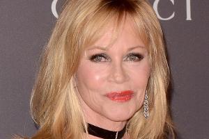 Melanie Griffith posiert in rosa Dessous für den guten Zweck