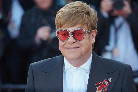 Elton John bekommt eine weibliche Plastikversion seiner selbst Elton John bekommt eine weibliche Plastikversion seiner selbst