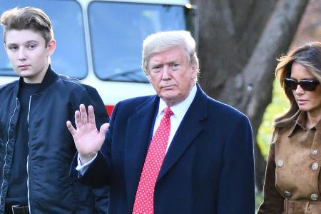 Barron, Donald und Melania Trump vor dem Weißen Haus Barron, Donald und Melania Trump vor dem Weißen Haus