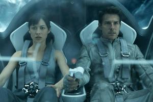 "Oblivion": Julia (Olga Kurylenko) und Jack (Tom Cruise) fliehen vor Plünderern.