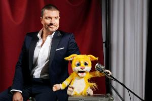 Hard Krüger jr. mit seiner Profisänger-Puppe in "Pretty in Plüsch"