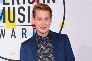 Macaulay Culkin trägt sich selbst als Maske