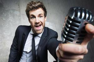 Luke Mockridge eröffnete den "Deutschen Comedypreis 2020" mit einer unterhaltsamen Bühnenshow.