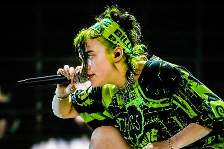Billie Eilish, hier bei einem Auftritt im vergangenen Jahr, singt den neuen Bond-Song Billie Eilish, hier bei einem Auftritt im vergangenen Jahr, singt den neuen Bond-Song