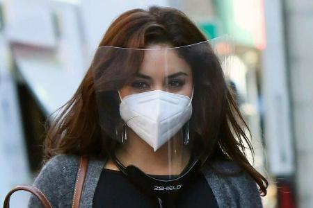 Vanessa Hudgens scheint eine Maske nicht zu reichen. Vanessa Hudgens scheint eine Maske nicht zu reichen.